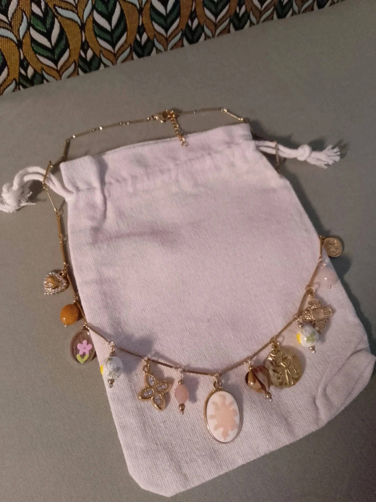Collier bohème pampilles et breloques et pierres naturelles